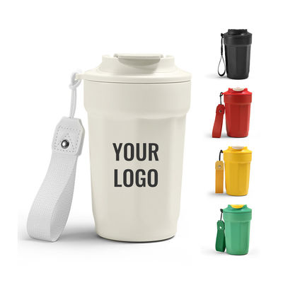 Taza de café de automóvil moderna de acero inoxidable con aislamiento al vacío perfecta en movimiento