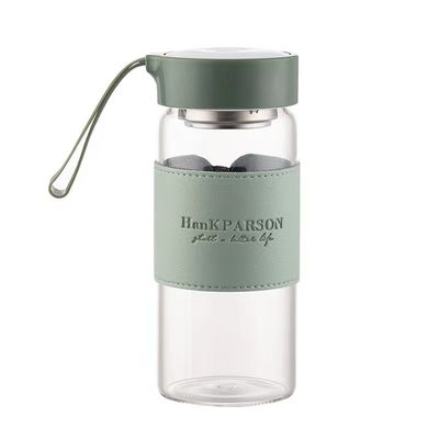 Botella de agua de vidrio de borosilicato personalizada de 480 ml con manga de cuero e infusor de té