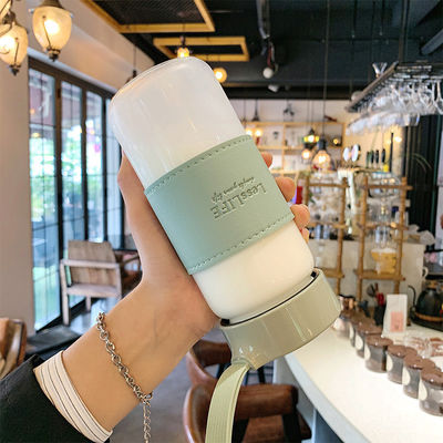 Botella de agua de vidrio de borosilicato personalizada de 480 ml con manga de cuero e infusor de té