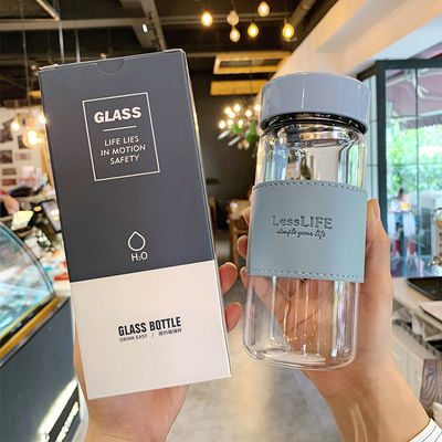Botella de agua de vidrio de borosilicato personalizada de 480 ml con manga de cuero e infusor de té