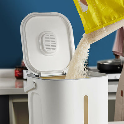 Logotipo personalizable Contenedor de almacenamiento de arroz de plástico PP de grado alimentario con cuchara de 5-10 kg de carga