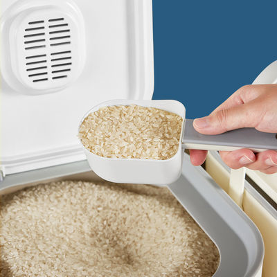 Logotipo personalizable Contenedor de almacenamiento de arroz de plástico PP de grado alimentario con cuchara de 5-10 kg de carga