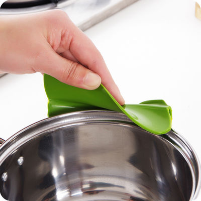 Dispositivos de cocina Silicona anti derrame olla de filtración con boca redonda borde deflector 20g