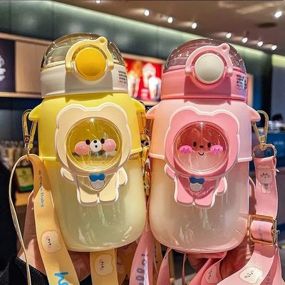 Botella de agua para niños dibujos animados Taza de plástico linda con diseño portátil de tipo paja