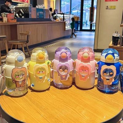 Botella de agua para niños dibujos animados Taza de plástico linda con diseño portátil de tipo paja