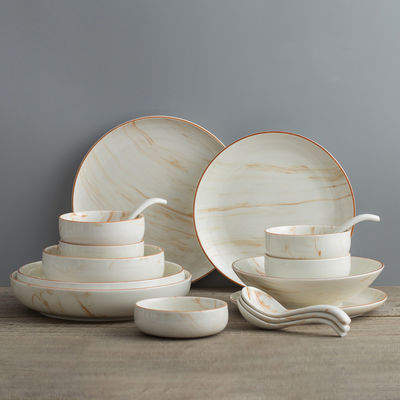 Platos de cocina en plato de porcelana beige para la cena y regalos de ocasión