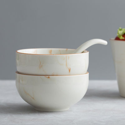 Platos de cocina en plato de porcelana beige para la cena y regalos de ocasión