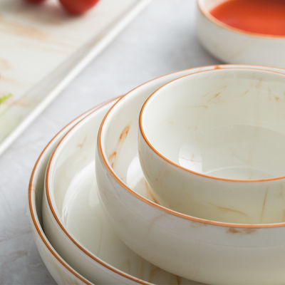 Platos de cocina en plato de porcelana beige para la cena y regalos de ocasión