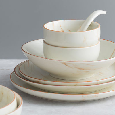 Platos de cocina en plato de porcelana beige para la cena y regalos de ocasión