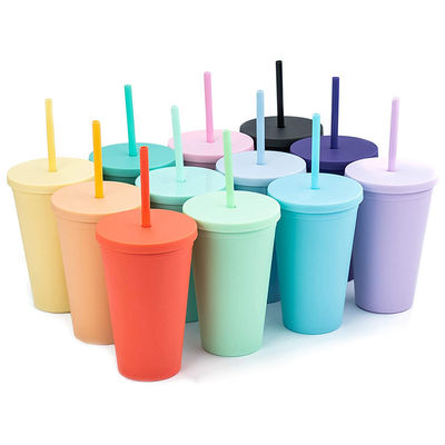 Tazas de plástico de doble pared de color acrílico mate negro con tapa y paja