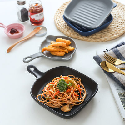 Los platos de horneado de cerámica de estilo nórdico con mango único de 5 cm de tamaño y logotipo personalizado