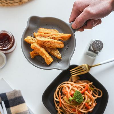 Los platos de horneado de cerámica de estilo nórdico con mango único de 5 cm de tamaño y logotipo personalizado