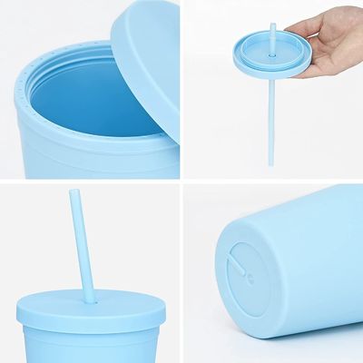 Tazas de plástico de doble pared de color acrílico mate negro con tapa y paja