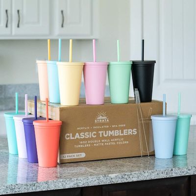 Tazas de plástico de doble pared de color acrílico mate negro con tapa y paja