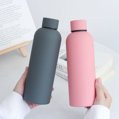 Los deportes al aire libre deben tener una botella de agua aislada de acero inoxidable con un diseño a prueba de fugas