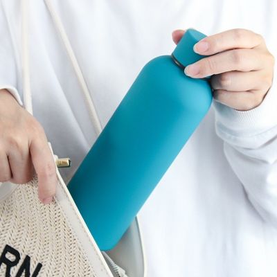 Los deportes al aire libre deben tener una botella de agua aislada de acero inoxidable con un diseño a prueba de fugas