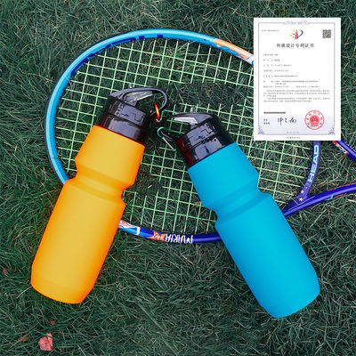 Botella de agua de silicona recubierta de 750 ml para viajes y deportes personalizable