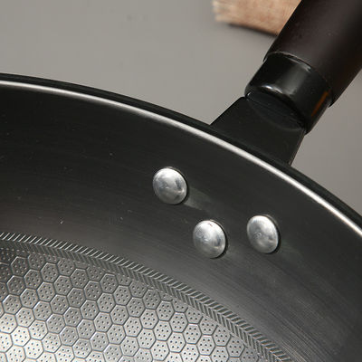 Estilo minimalista No pegado panal de miel 34cm Hierro puro Wok de freír Sostenible y duradero