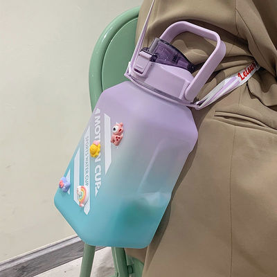 Volver a la escuela Esencial aislada botella de agua de boca ancha con marcador de tiempo y paja