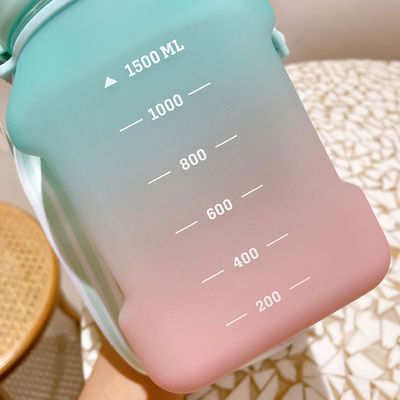 Volver a la escuela Esencial aislada botella de agua de boca ancha con marcador de tiempo y paja
