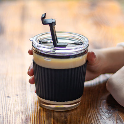 Tazas de café portátiles para acompañamiento femenino, vidrio de té de leche fría con mango y tapa de paja