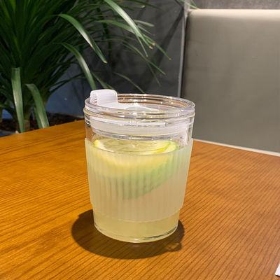 Tazas de café portátiles para acompañamiento femenino, vidrio de té de leche fría con mango y tapa de paja