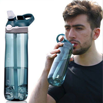 Accesorios con tapa gimnasio al aire libre botella de agua con paja y plástico libre de BPA