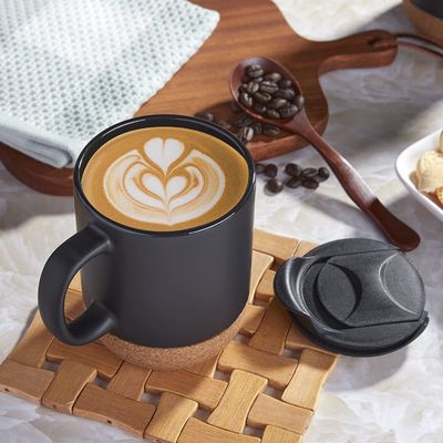 Gran taza de café con mango estilo minimalista aislada tapa de corcho de fondo a prueba de salpicaduras