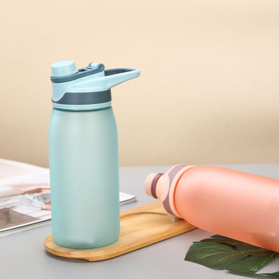 Gimnasio para actividades al aire libre portable sin BPA Botella de agua de plástico para deportes con tiempo