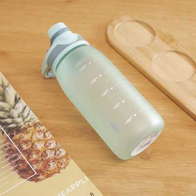 Gimnasio para actividades al aire libre portable sin BPA Botella de agua de plástico para deportes con tiempo