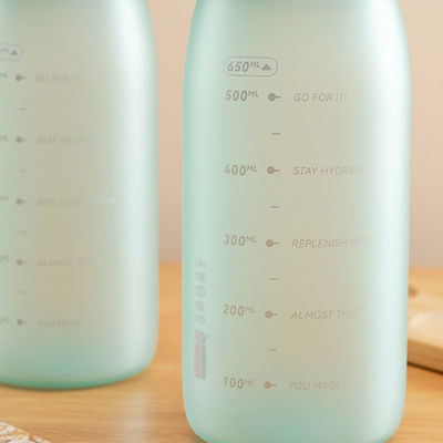 Gimnasio para actividades al aire libre portable sin BPA Botella de agua de plástico para deportes con tiempo