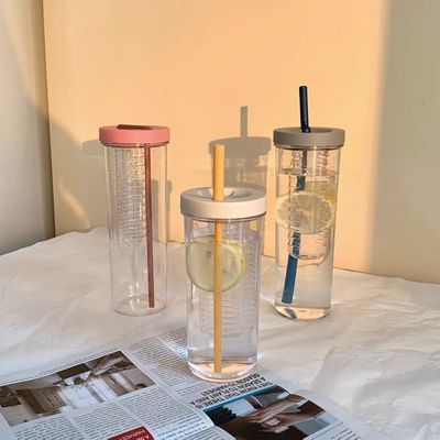 Deportes al aire libre: un producto imprescindible Botella de agua de plástico con correas de paja y más