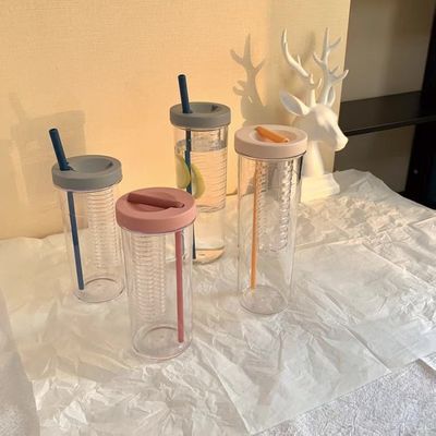 Deportes al aire libre: un producto imprescindible Botella de agua de plástico con correas de paja y más