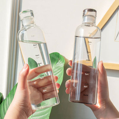 Estilo de diseño minimalista Botella de agua de vidrio de borosilicato libre de BPA de 500 ml con marcador de tiempo