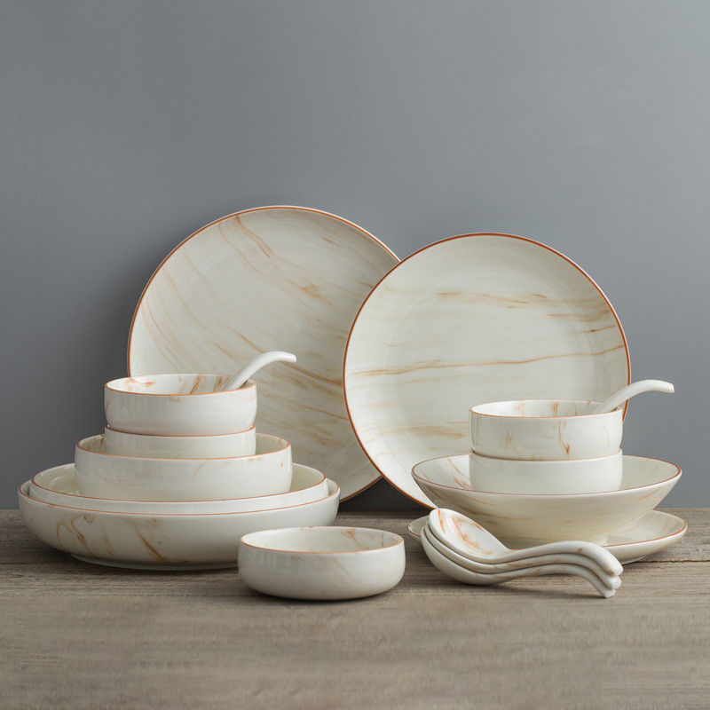 Platos de cocina en plato de porcelana beige para la cena y regalos de ocasión